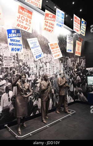 Memphis, TN, USA - 9. Juni 2017: Demonstranten als Teil der Ausstellung im National Civil Rights Museum und Ort der Ermordung von Dr. Martin Luther Stockfoto