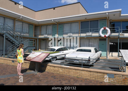 Memphis, TN, USA - 9. Juni 2017: Junge Frau vor Zimmer 603 von Lorraine Motel, wo Dr. Martin Luther King Jr.was ermordet, und jetzt die Seite von Stockfoto