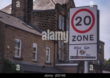 Zwanzig 20 Meilen pro Stunde Zone Geschwindigkeitsbegrenzung anmelden Guiseley in der Nähe von Leeds, West Yorkshire Stockfoto