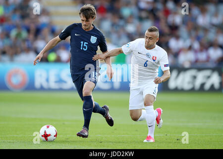 Der Slowakei Stanislav Lobotka und Englands John Swift (links) Kampf um den Ball während der UEFA-U21-Europameisterschaft, Gruppe ein Match in der Kolporter Arena Kielce. Stockfoto