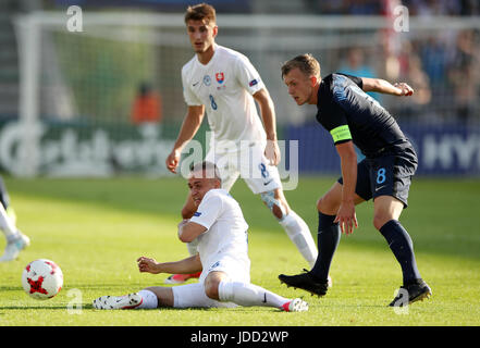 Der Slowakei Stanislav Lobotka (links), Martin Chrien und Englands James Ward-Prowse in Aktion während der UEFA-U21-Europameisterschaft, Gruppe ein Match in der Kolporter Arena Kielce. Stockfoto