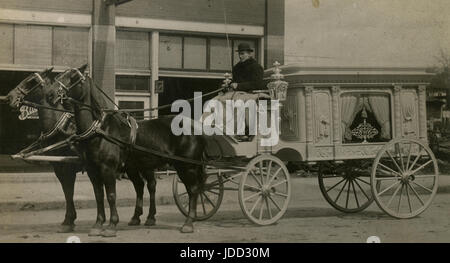 Antike c1910 Foto, Horse-drawn Leichenwagen vor der Buick Motor Company. Lage ist wahrscheinlich Mankato, Minnesota. QUELLE: ORIGINALFOTO. Stockfoto