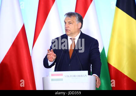 Warschau, Polen. 19. Juni 2017. Köpfe der Visegrad-Gruppe V4, Beata Szydlo, Vikto Orban, Robert Fico und Bohuslav Sobotka, Pressekonferenz abhalten, über gemeinsame europäische Politik mit den Benelux Premierminister Xavier Bettel (Luxemburg), Charles Michel (Belgien) und Mark Rutte (Niederlande) während ihres Staates Besuch in Warschau. Bildnachweis: Jakob Ratz/Pacific Press/Alamy Live-Nachrichten Stockfoto