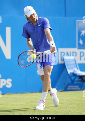 Kanadas Denis Shapovalov in Aktion beim ersten Tag der 2017 AEGON Championships im Queen Club, London. Stockfoto