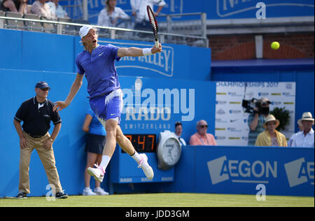 Der Kanadier Denis Shapovalov in Aktion am ersten Tag der AEGON Championships 2017 im Queen's Club, London. DRÜCKEN SIE VERBANDSFOTO. Bilddatum: Montag, 19. Juni 2017. Siehe PA Geschichte TENNIS Queens. Bildnachweis sollte lauten: Steven Paston/PA Wire. Stockfoto