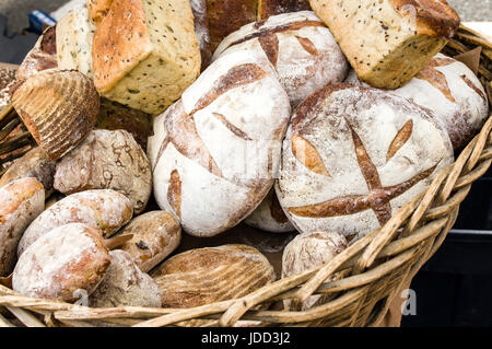 Brote von frisch gebackenem Brot auf dem Display auf dem Markt Stockfoto