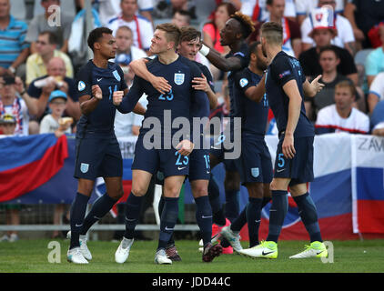 Englands Alfie Mawson feiert scoring seiner Seite das erste Tor des Spiels während der UEFA-U21-Europameisterschaft, Gruppe ein Match in der Kolporter Arena Kielce. Stockfoto