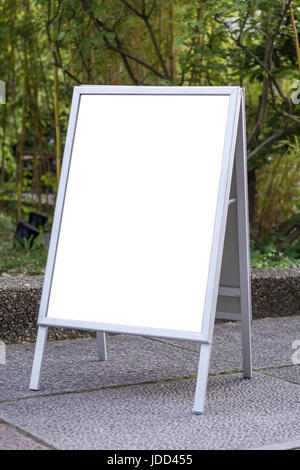 Leere Anzeige Raum Zeichen vor der Bäume in einem Park auf dem Boden Stockfoto