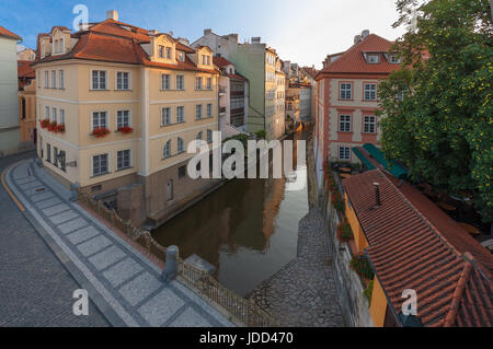 Kampa, der Teil von Prag befindet sich in die Kleinseite und Devil Stream (Čertovka), die Auffassung von der Karlsbrücke entfernt während des Sonnenaufgangs. Stockfoto