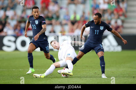 Der Slowakei Albert Rusnak Kämpfe um den Ball mit Englands Nathan Redmond (rechts) und Lewis Baker während der UEFA-U21-Europameisterschaft, Gruppe ein Match in der Kolporter Arena Kielce. Stockfoto