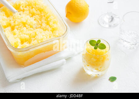 Zitrone Frozen Slush Granita trinken, auf weißen Tisch. Hausgemachte italienische Granita Dessert, erfrischende Sommer Matsch zu trinken. Stockfoto