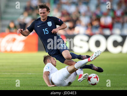 Der Slowakei Martin Chrien Englands John Swift (oben) während der UEFA-U21-Europameisterschaft, fordert ein Match in der Kolporter Arena Kielce gruppieren. Stockfoto