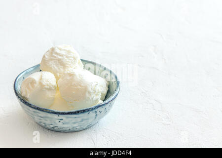 Vanille-Eis in blauen Keramikschale. Hausgemachtes Eis, Textfreiraum. Stockfoto