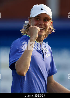 Kanadas Denis Shapovalov feiert Sieg gegen Großbritanniens Kyle Edmund während Tag eines 2017 AEGON Championships im Queen Club, London. Stockfoto