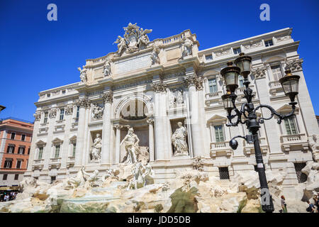 Der Trevi-Brunnen, die Fontana di Trevi, ist a, Brunnen, Trevi im Stadtteil, Rom, Italien, Italienisch, entworfen von Architekt, Nicola Salvi und kompl. Stockfoto