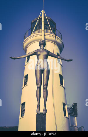 Abbildung des Tauchen Belle gegen Scarborough Leuchtturm North Yorkshire England UK Stockfoto