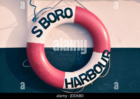 Roten Rettungsring an Wand mit Seufzer der Scarborough Hafen Stockfoto