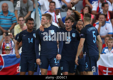 Englands Alfie Mawson feiert scoring seiner Seite das erste Tor des Spiels während der UEFA-U21-Europameisterschaft, Gruppe ein Match in der Kolporter Arena Kielce. Stockfoto