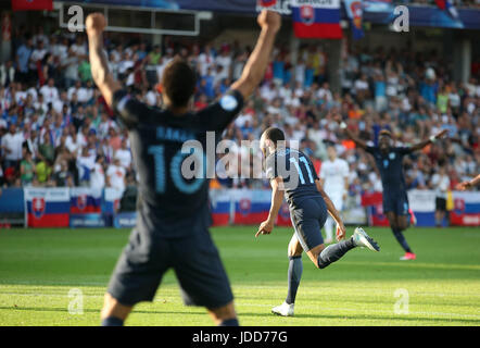 Englands Nathan Redmond feiert Tor seiner Mannschaft zweite des Spiels während der UEFA-U21-Europameisterschaft, Gruppe ein Match in der Kolporter Arena Kielce. Stockfoto