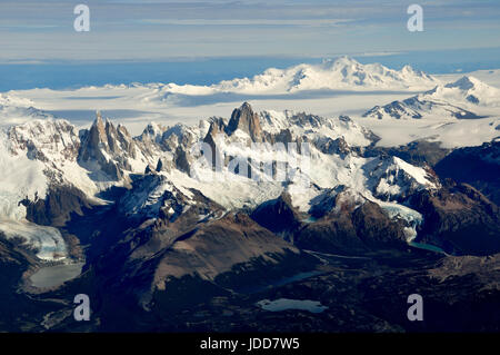 Luftaufnahme des Cerro Fitz Roy und Cerro Torre und dem südlichen patagonischen Eisfeld in Patagonien, Argentinien Stockfoto