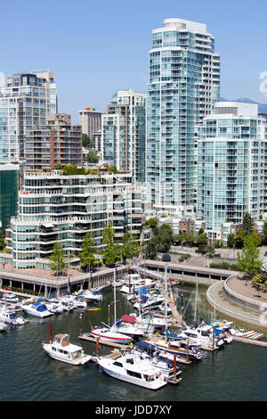 Der Blick auf Jachthafen und Skyline von Davie Village, einem Wohnquartier in der Innenstadt von Vancouver (British Columbia). Stockfoto