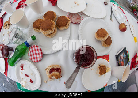 Eine unordentliche Teeparty mit Gebäck und Marmelade Stockfoto