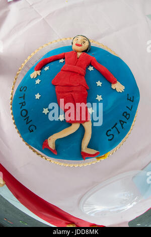 Ein starker und stabiler Kuchen verziert mit Theresa May Stockfoto