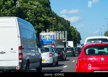 Starkem Verkehr auf einer Autobahn Stockfoto