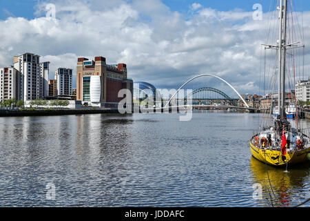 Gelb Segelboot, Fluss Tyne und Gateshead Millennium Bridge (grün Tyne Bridge im Hintergrund), Kai, Newcastle, Northumberland, England, United Ki Stockfoto