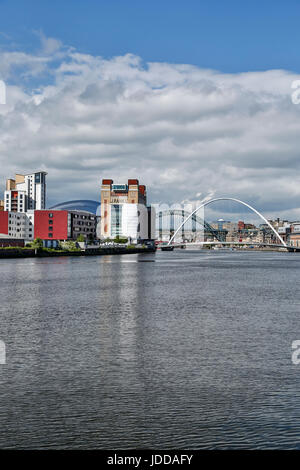 Fluß Tyne und Gateshead Millennium Bridge (grüne Tyne Bridge im Hintergrund), Kai, Newcastle, Northumberland, England, Vereinigtes Königreich Stockfoto