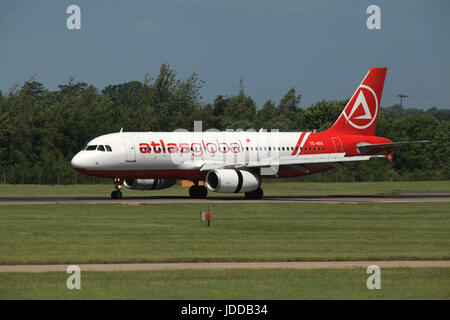 Flughafen London-Stansted, Essex - 10. Juni 2017, AtlasGlobal, Airbus A320, TC-ATK Stockfoto