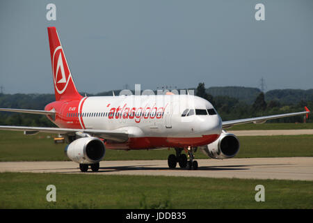 Flughafen London-Stansted, Essex - 10. Juni 2017, AtlasGlobal, Airbus A320, TC-ATK Stockfoto