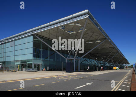 Flughafen London-Stansted, Essex - 10. Juni 2017, Außenseite der Hauptterminal Stockfoto