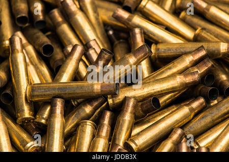 Leere Gewehr Muscheln auf Stapel Stockfoto
