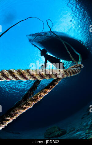 Boot und Seile von der Unterwasser schauen Stockfoto