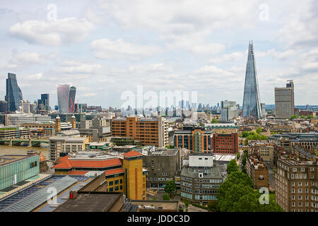 Blick auf die Stadt und die Scherbe von Tate Modern Stockfoto