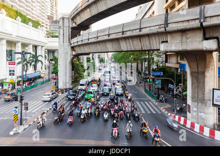 BANGKOK, THAILAND - APRIL 25: Мotorcycles und Autos steht an der Ampel am 25. April 2016 in Bangkok, Thailand. Stockfoto