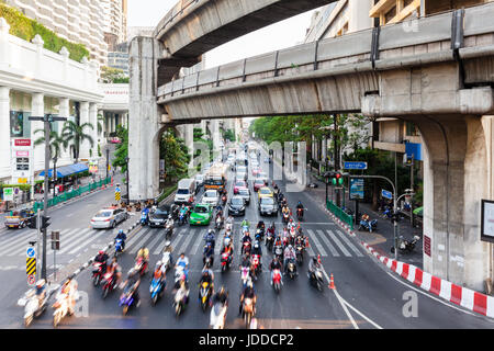 BANGKOK, THAILAND - APRIL 25: Verkehr auf den Straßen von Bangkok am 25. April 2016 in Bangkok, Thailand. Stockfoto