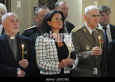 Großnichte der Tschechischen Fallschirmjäger Jan Kubis Dagmar Raupachova und militärischen Beamten bezahlten Hommage an die tschechoslowakischen Fallschirmjäger, die Reinhard Heydrich, Leiter des Reichssicherheitshauptamt und Schauspielerei Reichsprotektor von Böhmen und Mähren, 1942 in Prag, Tschechische Republik, 18. Juni 2017 getötet. Die Festschrift Akt fand in der Heiligen Kyrill und Methodius-Kirche in Prag, wo die Fallschirmjäger den letzten, heroischen Kampf gegen die Nazi-Armee setzen in dem sie starb. (CTK Foto/Ondrej Demel) Stockfoto