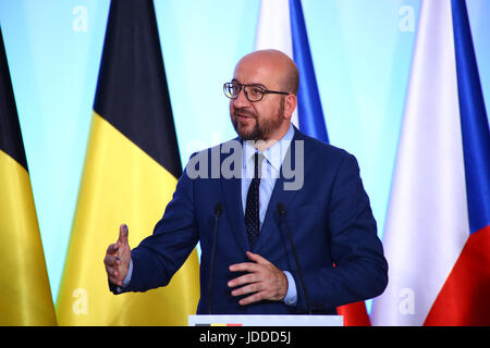 Warschau, Polen. 19. Juni 2017. Köpfe der Visegrad-Gruppe V4, Beata Szydlo, Vikto Orban, Robert Fico und Bohuslav Sobotka, halten Pressekonferenz mit Benelux Premierminister Xavier Bettel (Luxemburg), Charles Michel (Belgien) und Mark Rutte (Niederlande) während ihres Staates Besuch in Warschau. Bildnachweis: Jake Ratz/Alamy Live-Nachrichten Stockfoto