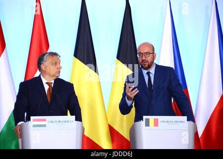 Warschau, Polen. 19. Juni 2017. Köpfe der Visegrad-Gruppe V4, Beata Szydlo, Vikto Orban, Robert Fico und Bohuslav Sobotka, halten Pressekonferenz mit Benelux Premierminister Xavier Bettel (Luxemburg), Charles Michel (Belgien) und Mark Rutte (Niederlande) während ihres Staates Besuch in Warschau. Bildnachweis: Jake Ratz/Alamy Live-Nachrichten Stockfoto