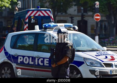 Paris. 19. Juni 2017. Polizisten patrouillieren in der Nähe der Champs-Elysées am 19. Juni 2017 in Paris, Frankreich. Ein Auto in einen Polizeiwagen gerammt Montag auf der Champs-Elysées in Paris vor platzen in Flammen, französische Innenminister Gérard Collomb, sagte. Bildnachweis: Li Genxing/Xinhua/Alamy Live-Nachrichten Stockfoto