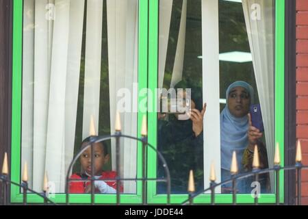 London, UK. 19. Juni 2017. Mitglieder der Finsbury Moschee blicken aus dem Fenster. Am Abend zuvor ein Mann fuhr einen weißen Lieferwagen in eine Gruppe von Menschen auf dem Heimweg von gebeten. Eine Person starb und 10 wurden verletzt. : Credit Claire Doherty Alamy/Live News. Stockfoto