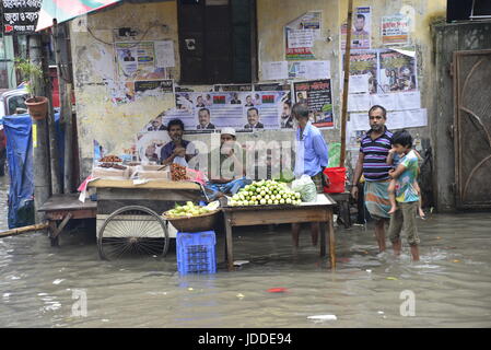 Dhaka, Bangladesch. 19. Juni 2017. Straßenverkäufer wartet auf Kunden in den überfluteten Straßen von Dhaka nach starke Regenfällen fast-Stillstand, auf June19, 2015 verursacht. Nach schweren Monsun überflutet Regenfälle verursacht die meisten des Bereichs in der Hauptstadt Dhaka in Bangladesch. Straßen wurden teilweise unter Wasser machen Reisen gefährlich. Eine Reihe von Fahrradrikschas hob im Wasser. Bildnachweis: Mamunur Rashid/Alamy Live-Nachrichten Stockfoto