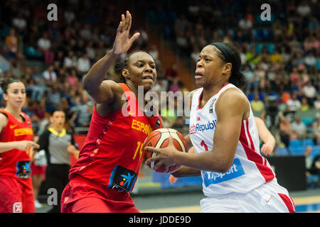 Sancho Lyttle (ESP), links, und Kia Vaughn (CZE) in Aktion während der FIBA-Frauen Basketball Europameisterschaft entsprechen Tschechische Republik gegen Spanien in Hradec Kralove, Tschechische Republik, 19. Juni 2017. (CTK Foto/David Tanecek) Stockfoto