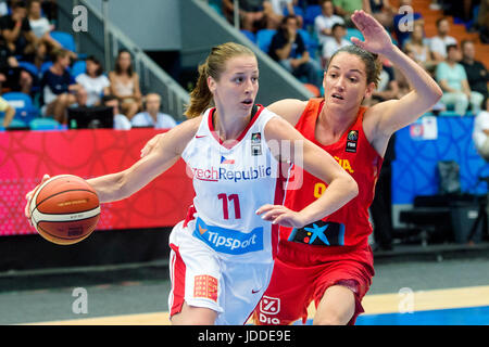 Katerina Elhotova (CZE), links, passen Laia Palau (ESP) in Aktion während der FIBA-Frauen Basketball Europameisterschaft und Tschechische Republik gegen Spanien in Hradec Kralove, Tschechische Republik, 19. Juni 2017. (CTK Foto/David Tanecek) Stockfoto