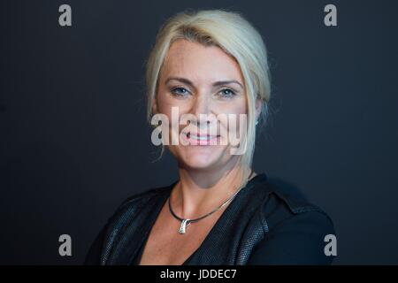 Dresden, Deutschland. 19. Juni 2017. Stacey Kennedy, der CEO der Philip Morris GmbH, spricht auf einer Pressekonferenz in Dresden, Deutschland, 19. Juni 2017. Die American Tobacco Sorge investiert 320 Millionen Euro in den Bau einer neuen Fabrik in Dresden. Das Werk wird Tabak-Sticks für elektrische Heizung IQOS ab 2019 Tabak produzieren. Foto: Sebastian Kahnert/Dpa-Zentralbild/Dpa/Alamy Live News Stockfoto