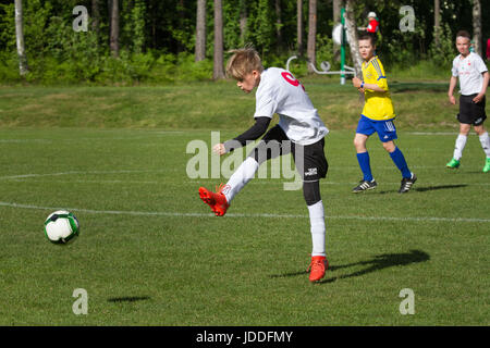 Mariehamn, Åland-Inseln, Finnland, 19. Juni 2017.  Gruppenspiele am zweiten Tag des Alandia Cup am Baltichallen in Mariehamn, Åland, Finnland am 19. Juni 2017. Über 1500 Spieler aus mehr als 100 Jugendmannschaften aus ganz Schweden und Finnland beteiligen sich die beliebte jährliche Sommer-Fußball-Turnier in den finnischen Schären. Im Bild: JIK/IFFK (weiß) zog 1-1 mit Sibbo Vargarna Blå (gelb). Foto: Rob Watkins/Alamy News Stockfoto