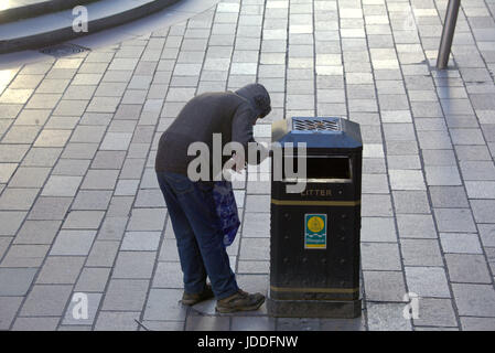 Glasgow, Schottland. 19. June.Homeless in Glasgow RAID-Mülleimer in der Nähe von Coffee-Shops auf der Suche nach Essen und Kaffee Tassen Credit Gerard Fähre/Alamy Nachrichten verworfen Stockfoto