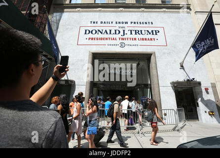 New York, USA. 18. Juni 2017. Gäste besuchen Sie The Daily Show Donald J. Trump Twitter Präsidentenbibliothek am West 57th Street in Manhattan am letzten Tag der dreitägigen Pop-up-Ausstellung am Sonntag, 18. Juni 2017 in New York, USA. Bildnachweis: SEAN DRAKES/Alamy Live-Nachrichten Stockfoto